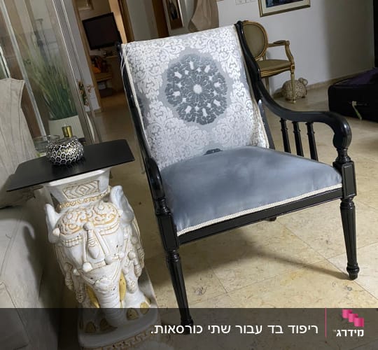 כיסא מרופד עם דוגמה פרחונית בגב
